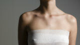 Shocking: het platstrijken van borsten bij pubermeisjes