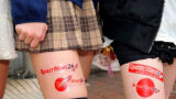 Bizarre reclametrend: adverteren op Japanse vrouwenbenen!