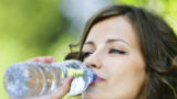 Stop maar met lurken: twee liter water op een dag is te veel
