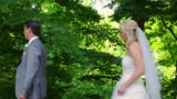 Tranentrekker: mannen zien hun bruid voor het eerst in trouwjurk