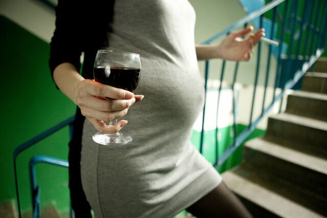 Alcohol tijdens de zwangerschap kan FAS veroorzaken.