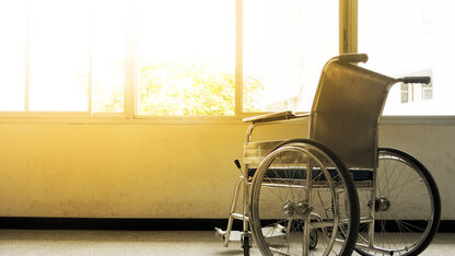 Chloe (58) droomt van een leven in een rolstoel: 'Ik wil dat mijn benen verlamd raken'