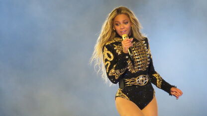 Oops: Beyoncé en zusje vallen tijdens optreden Coachella 