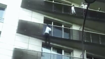 Video: Held beklimt flatgebouw om bungelend jongetje (4) te redden