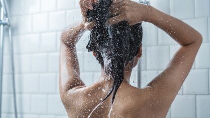Hoe slecht is heet douchen voor je huid en haar?