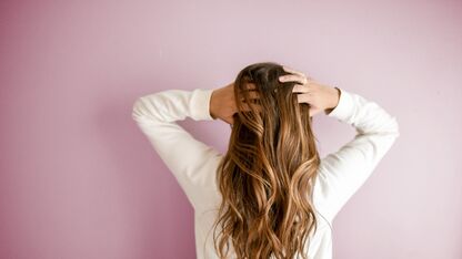 10 simpele manieren om het breken van jouw haren te voorkomen