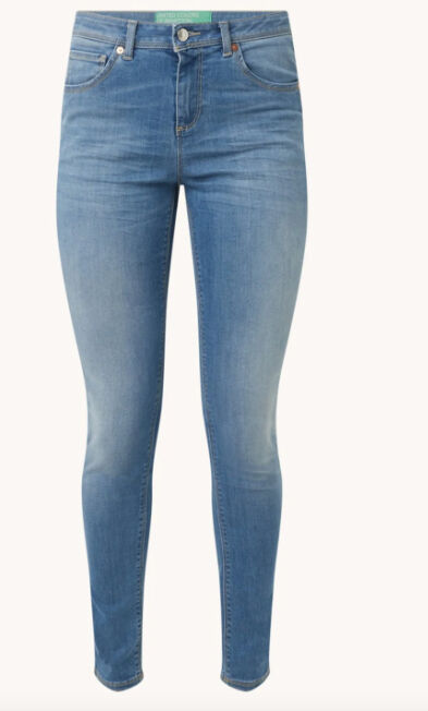 mel virgin river outfit skinny jeans