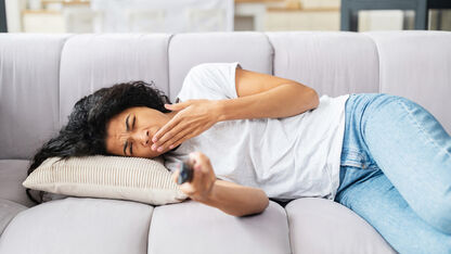 Waarom op de bank in slaap vallen schadelijk kan zijn voor je gezondheid