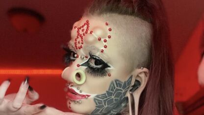 Jessy (27) wil er zo extreem mogelijk uitzien: "nu nog elfenoren, permanente vampiertanden en inkt in mijn ogen"