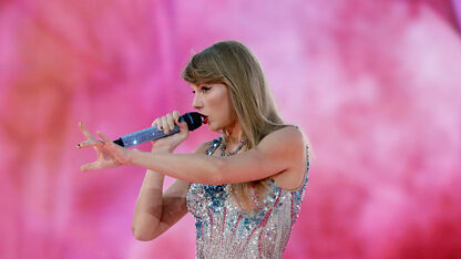 Taylor Swift spreekt zich tijdens concert uit tegen anti-lhbti-wetten in VS: "het is pijnlijk voor iedereen"