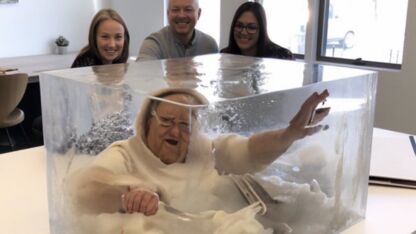 Tweet gaat viral: "familie omhulde hun overleden grootmoeder met hars en gebruikte haar als salontafel"