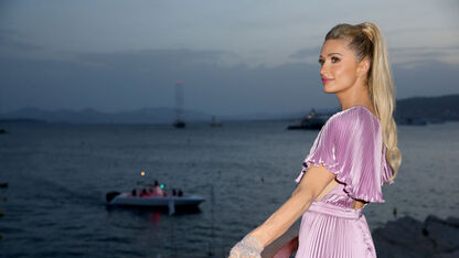 Holy moly! Paris Hilton deelt nieuwe kiekjes van zoontje Phoenix én zijn peperdure kinderwagen