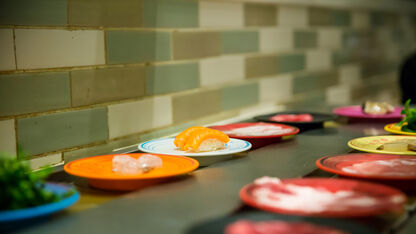 Bizar: gasten in Japanse restaurants likken aan sushi van de lopende band