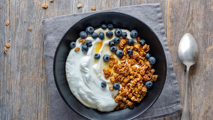 Vind je Griekse yoghurt als ontbijt saai? Zo maak je het lekker