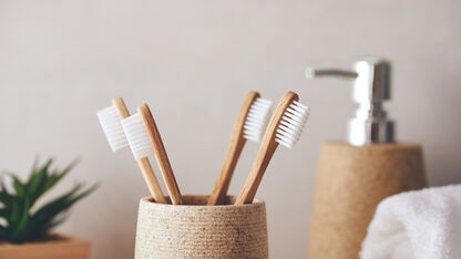 Is het echt ongezond om je tandenborstel vlakbij het toilet te bewaren?