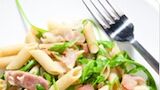 Pastasalade met gerookte beenham en rucola 