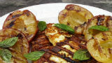 Recept: Gegrilde salade van halloumi en pruimen