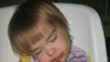Kindjes die in slaap vallen tijdens het eten