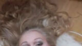 Online hit: Op zoek naar rijke vent door middel van videoclip!