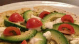 Recept: Pizza van tortilla met tomaat, avocado en mozzarella
