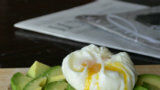 Recept: Toast met avocado en gepocheerd ei