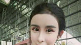 Only in China: meisje verbouwt zichzelf naar porseleinen pop