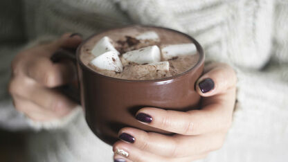 Deze warme chocolademelk met wijn heb jij deze winter nodig!  