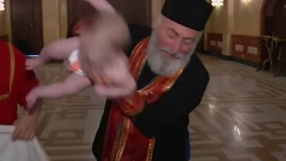 VIDEO: Bizar! Zo worden kinderen in Georgie gedoopt