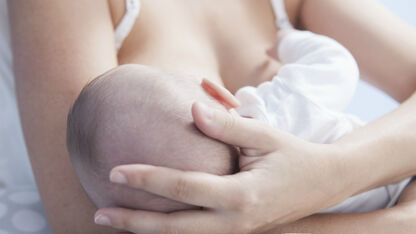 Vrouw laat zien wat er gebeurt als het geven van borstvoeding verkeerd gaat