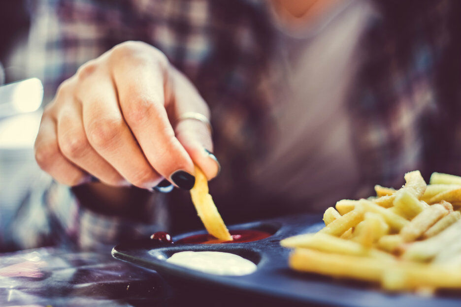 Lisa (21) weegt 248 kilo: 'Mijn lunch? 2 borden friet, 6 gefrituurde snacks en een hele fles cola'