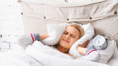 Waarom je klaarwakker bent zodra je in bed stapt