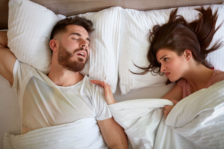 12 hilarische tweets die iedereen met een snurkende partner herkent 