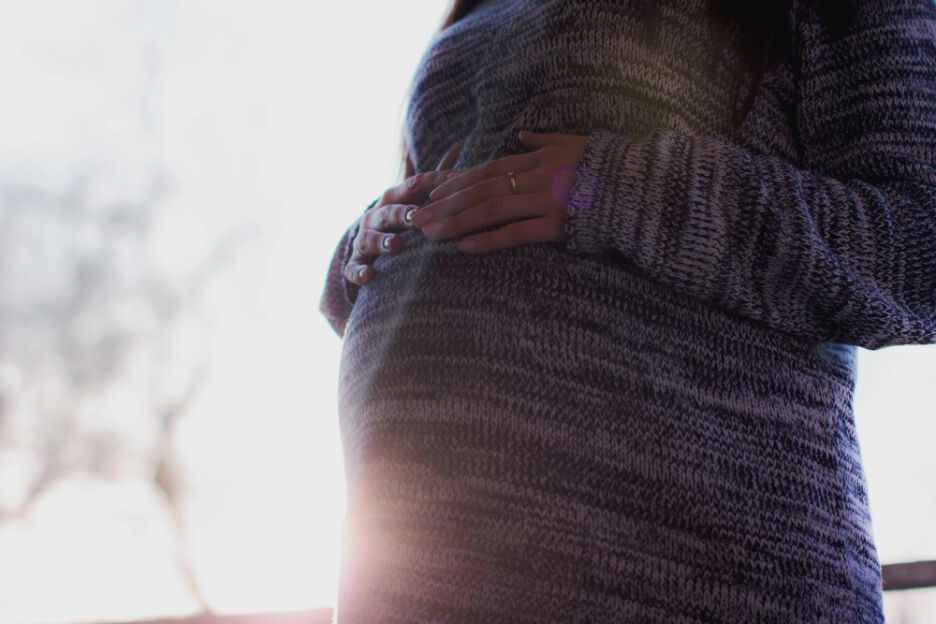 Hevige menstruatiepijn betekent extra pijnlijke bevalling?