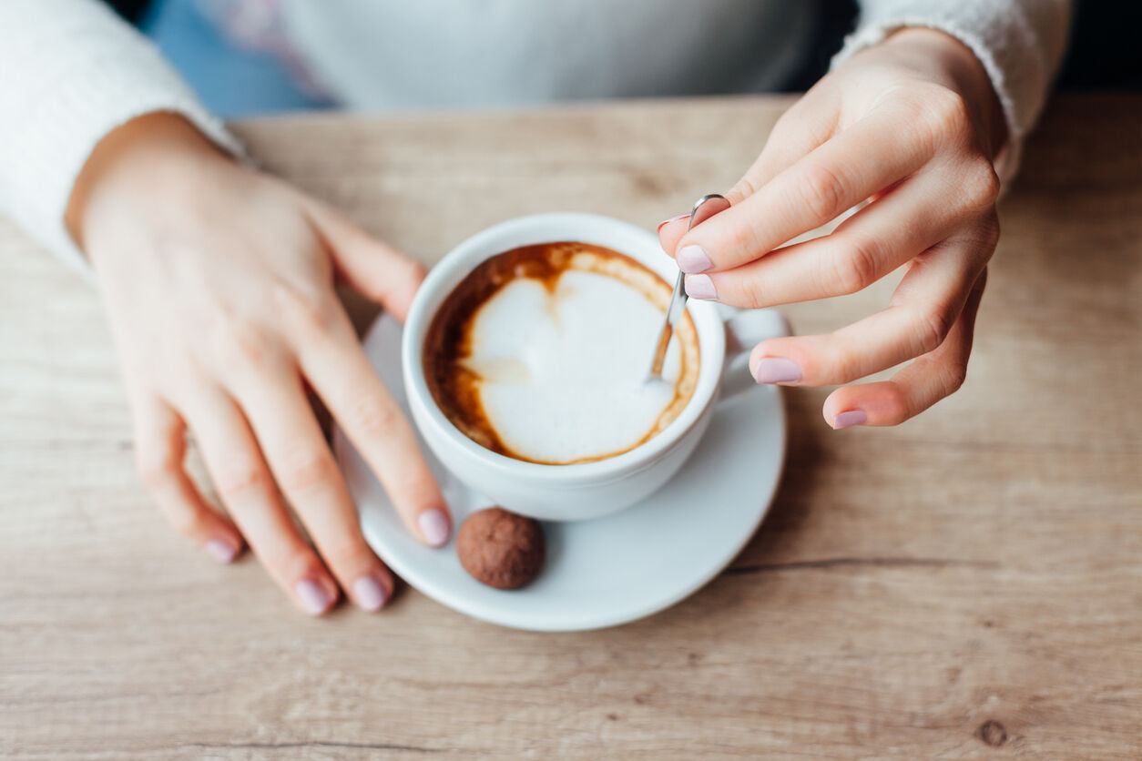 Wat is beter: suiker of zoetjes in je koffie?