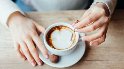 Wat is beter: suiker of zoetjes in je koffie? 