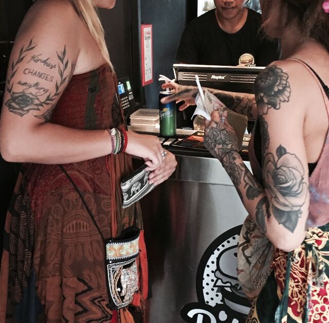 toeristen met tattoos