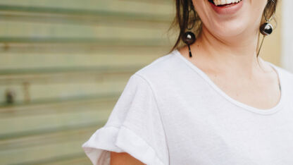 Met dit trucje verwijder je gele zweetvlekken uit witte kleding