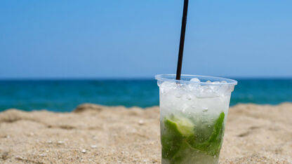 Een drankje op het strand van Barcelona? Het zit vol met poepbacteriën 
