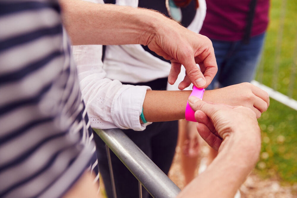 Lifehack: zo verwijder je je festivalbandje zonder te knippen