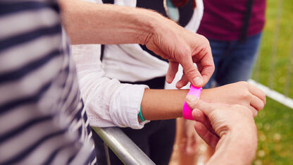 Lifehack: zo verwijder je je festivalbandje zonder te knippen