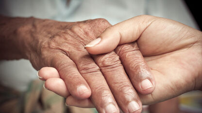 Escort (30) bezoekt maandelijks 93-jarige dementerende man: "zijn ogen vertellen me alles"