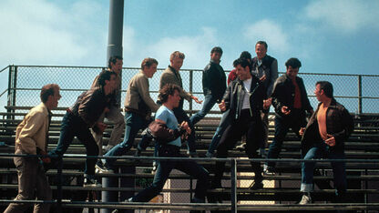 De cast van Grease… toen en nu