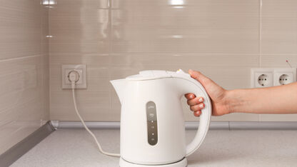  Stop dit in je waterkoker en je hoeft 'm nooit meer te ontkalken