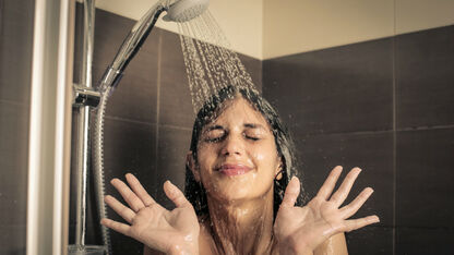 Dit is waarom je je gezicht niet onder de douche moet wassen