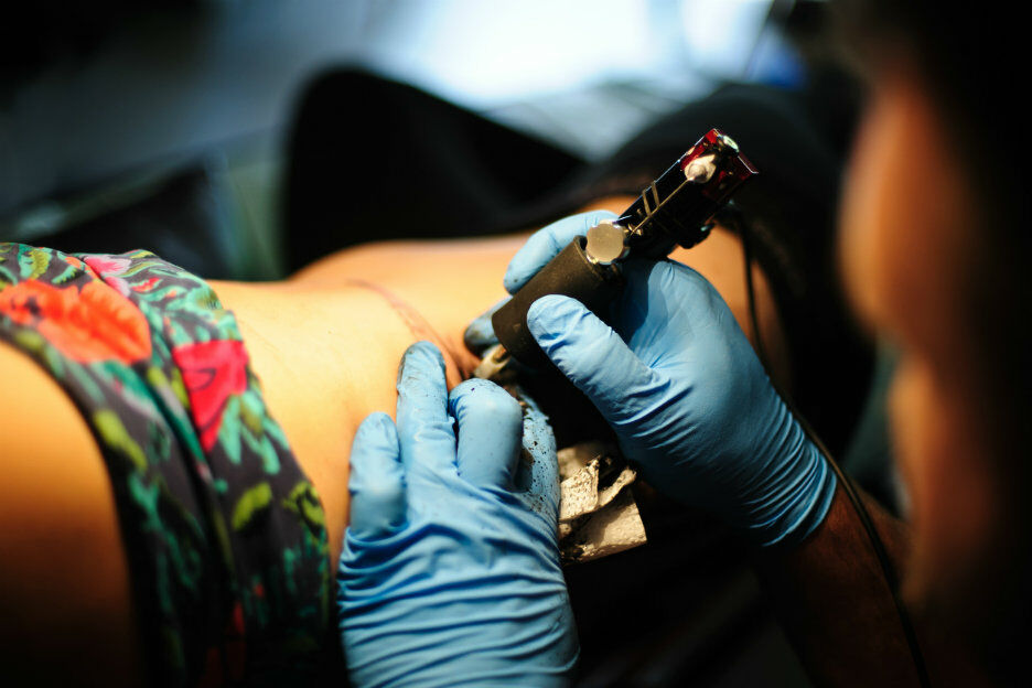 14 x de mooiste tattoos aan de zijkant van je borst