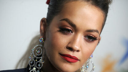 Rita Ora draagt bizarre 'ketting' tijdens EMA's en Twitter reageert hilarisch