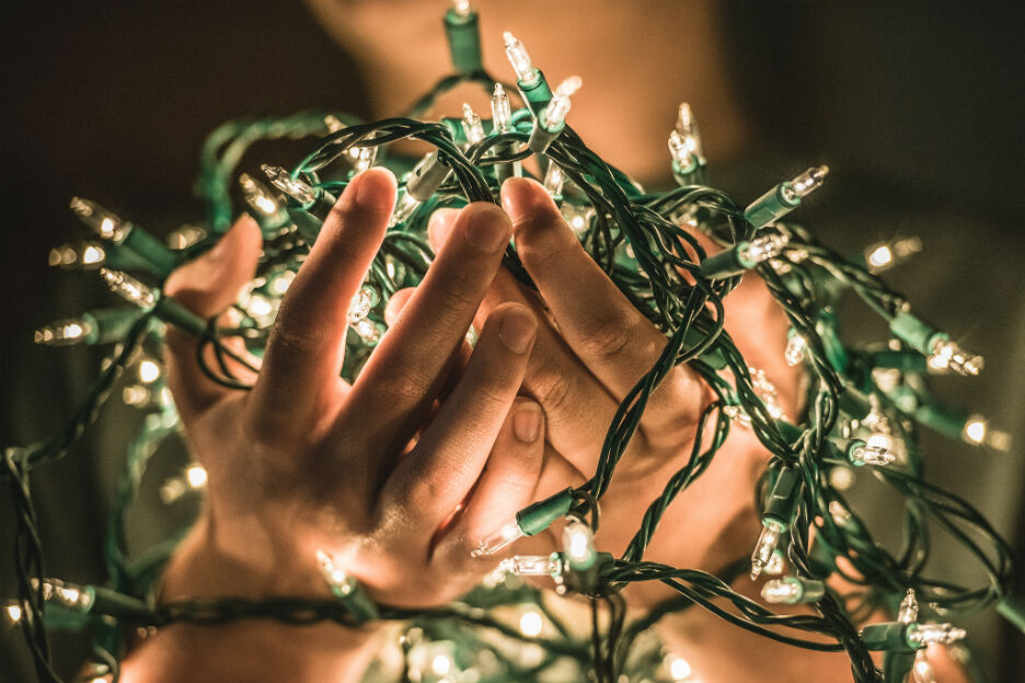 Dit is de beste manier om kerstlichtjes in de kerstboom te hangen