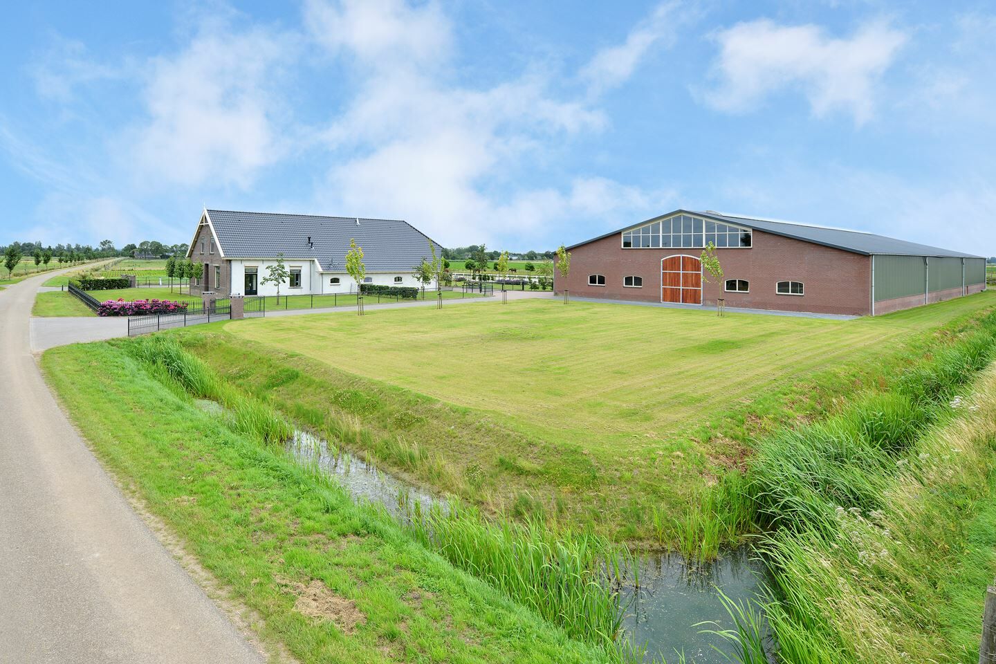 FUN-da: Paardenmeisjes gezocht! Dit huis komt met een enorme manege