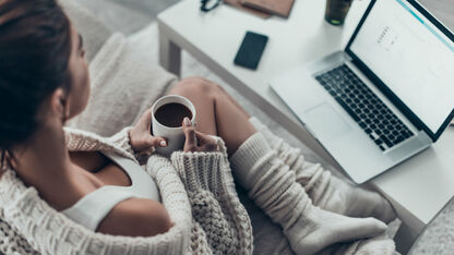 De leukste chillpakken voor iedereen die tijdens de kerstvakantie de bank niet af komt 