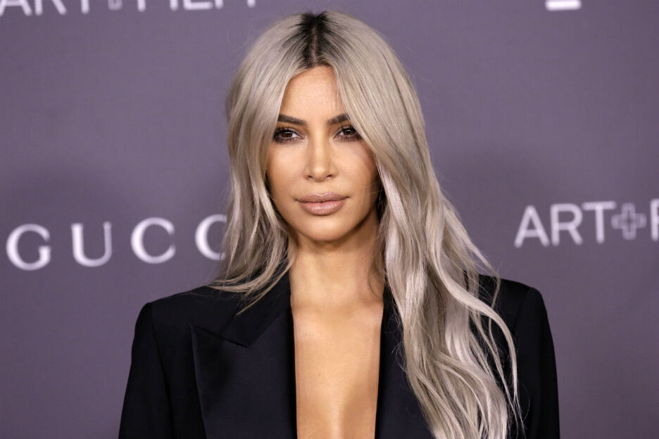 Kim Kardashian shockeert Instagram met (bijna) naakte foto's én haar kapsel